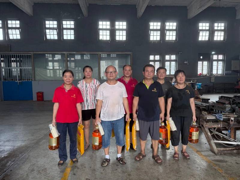一颗黄桃，两份关爱：赵李桥茶厂夏日行动诠释企业温度