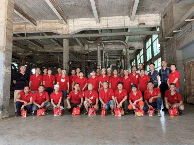 湖北省直机关工会主任陈爱民深入赵李桥茶厂开展“夏季送清凉”活动