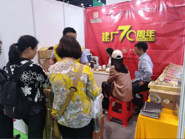第9届南宁茶博会开展 年轻消费者围观“川”牌青(米)砖茶